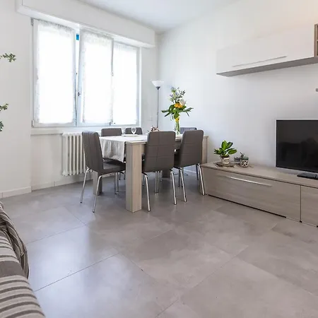 Guesthost - Business Balcony Flat