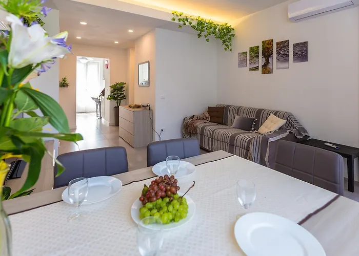 Guesthost - Business Balcony Flat Apartment