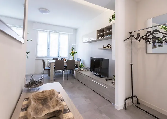 Guesthost - Business Balcony Flat Apartment *