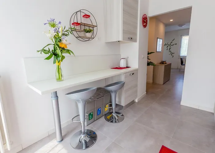 Guesthost - Business Balcony Flat Apartment