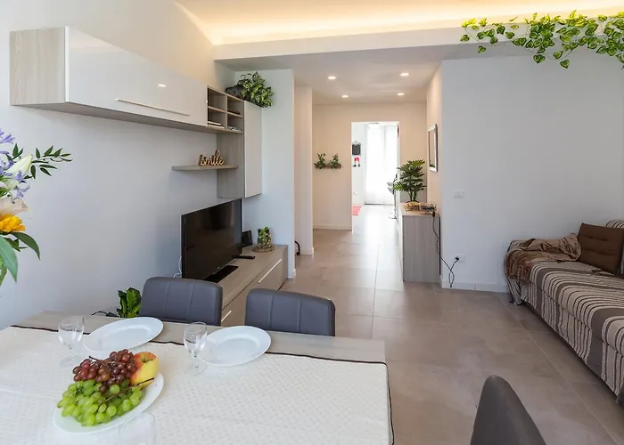 Guesthost - Business Balcony Flat Apartment *