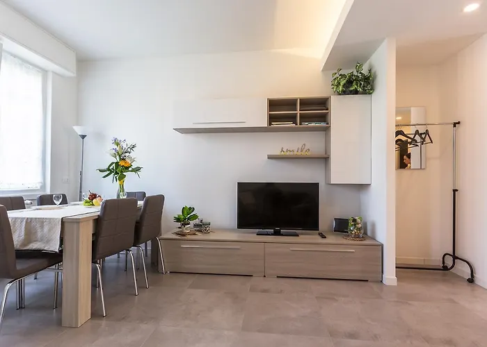 Guesthost - Business Balcony Flat Apartment *