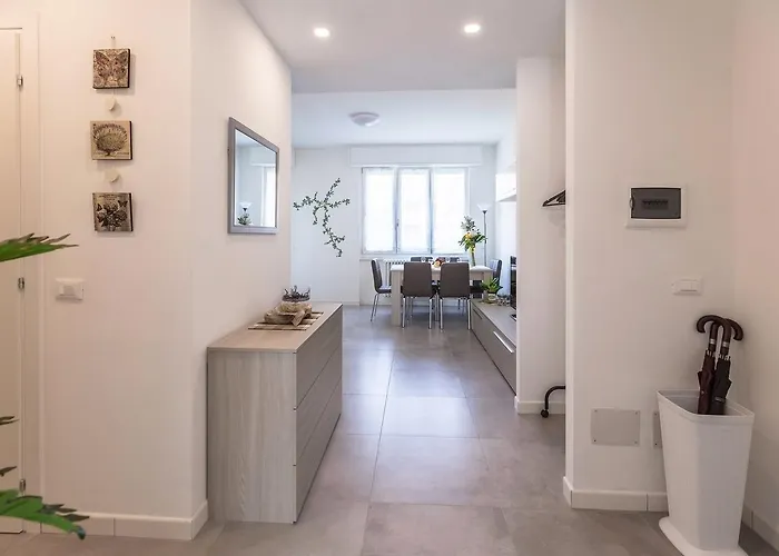 Guesthost - Business Balcony Flat Apartment *