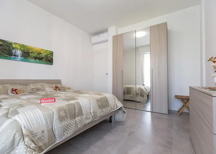 Guesthost - Business Balcony Flat Apartment *