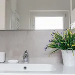 Guesthost - Business Balcony Flat