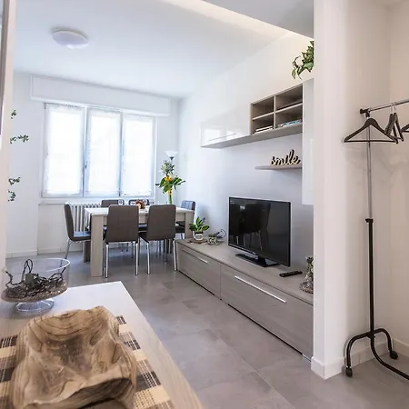 Business Balcony Flat Apartment *