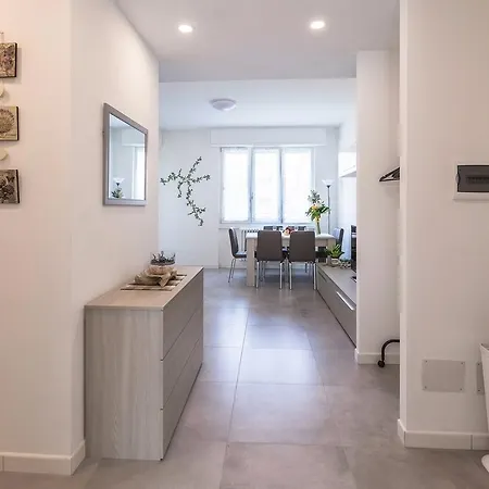 Business Balcony Flat Apartment *