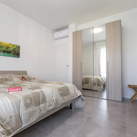 Business Balcony Flat Apartment *